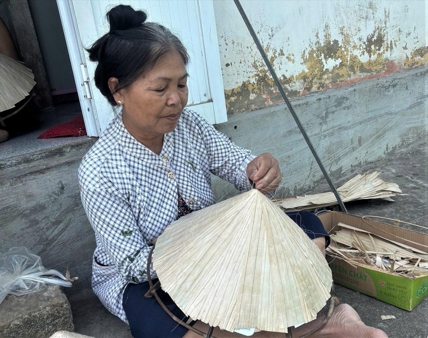 Nghề chằm nón lá tồn tại như một nét văn hóa rất riêng của vùng quê Hòa Thịnh.