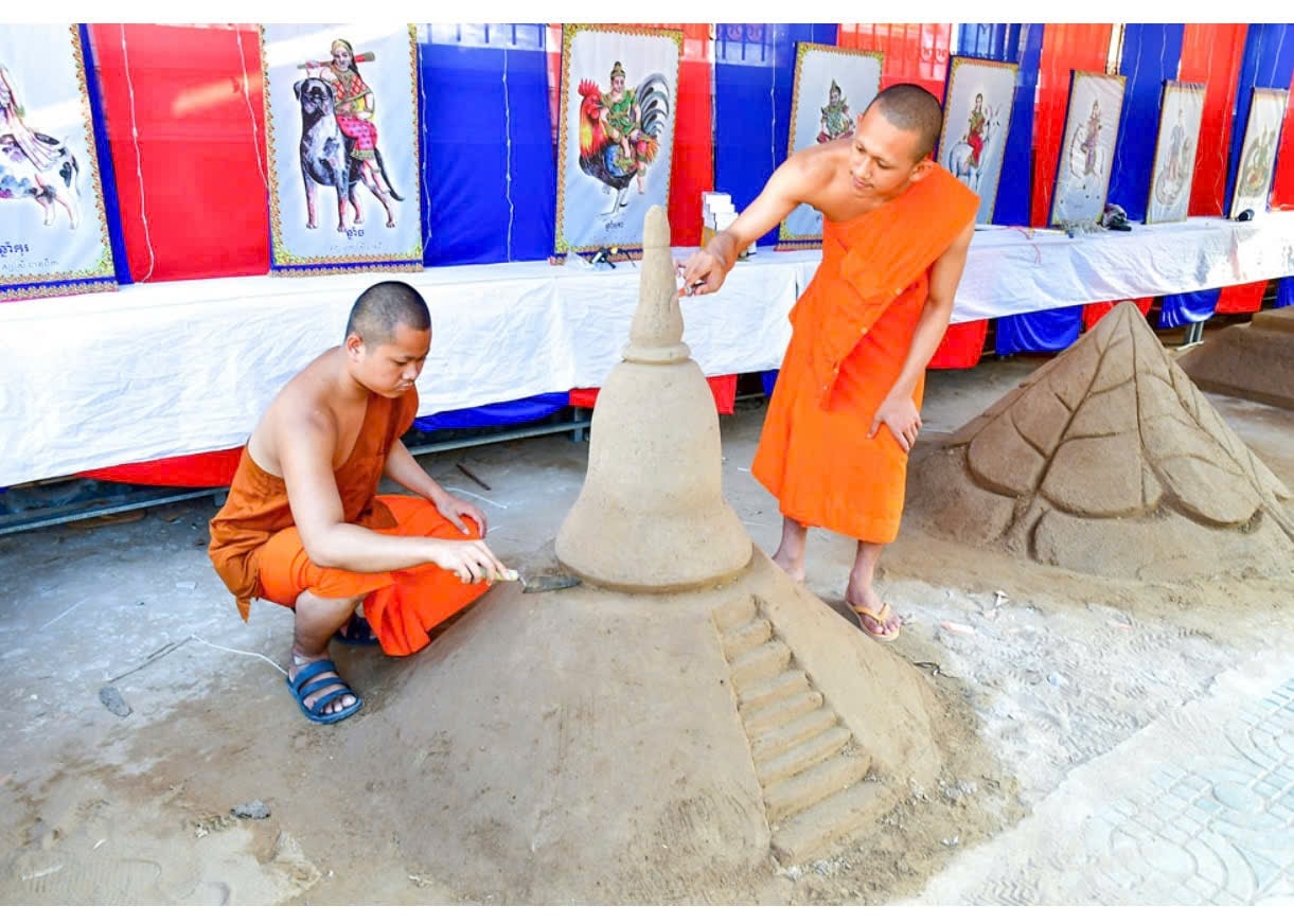 Hoàn thiện một  núi cát  qua rất nhiều công đoạn. Ảnh: Bá Thi 