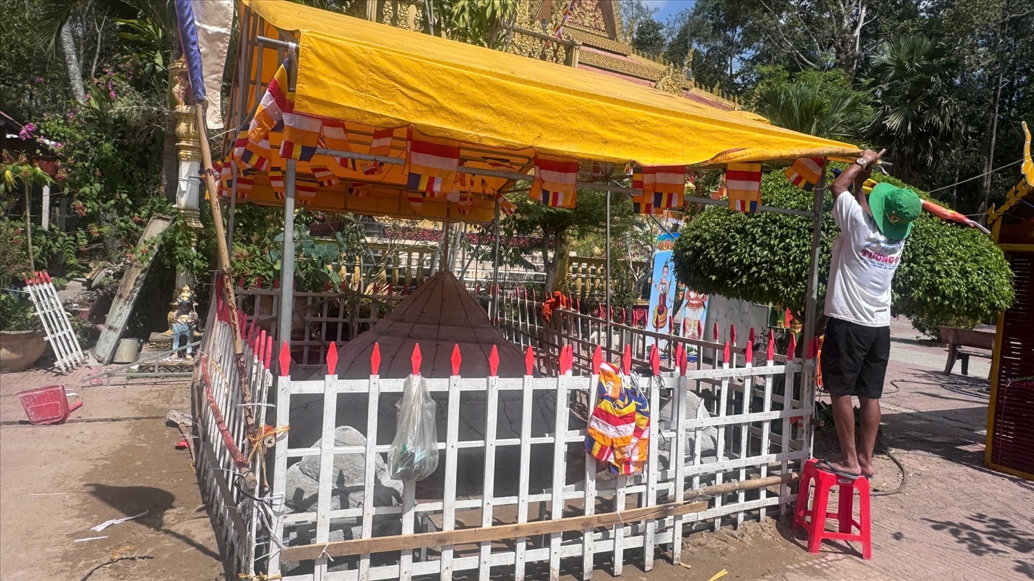 Đồng bào Khmer  tự mang cát đến để đắp núi trong khuôn viên chùa 