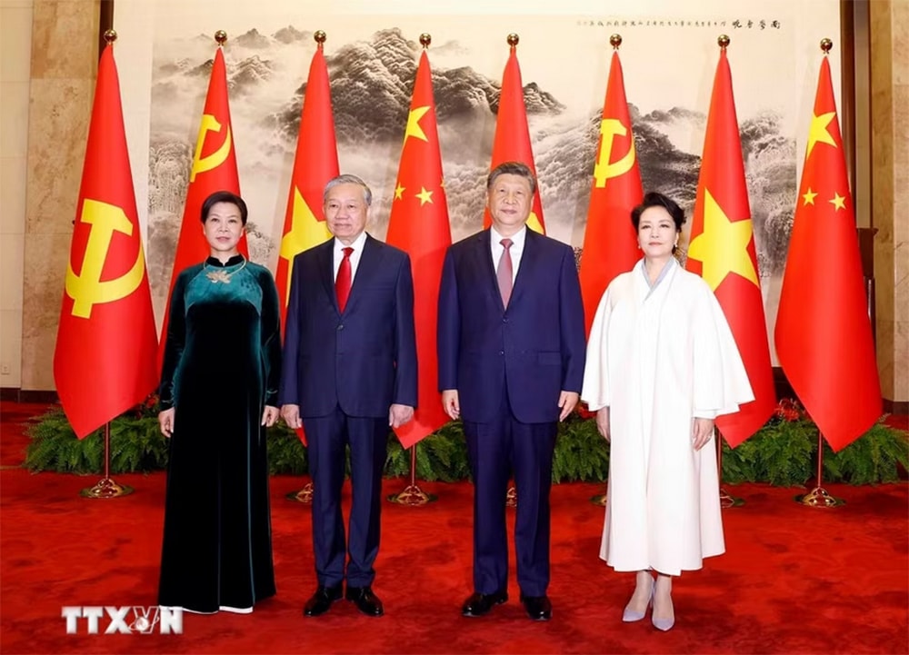 Tổng Bí thư, Chủ tịch nước Tô Lâm và Phu nhân cùng Tổng Bí thư, Chủ tịch nước Trung Quốc Tập Cận Bình và Phu nhân chụp ảnh chung - Ảnh: TTXVN