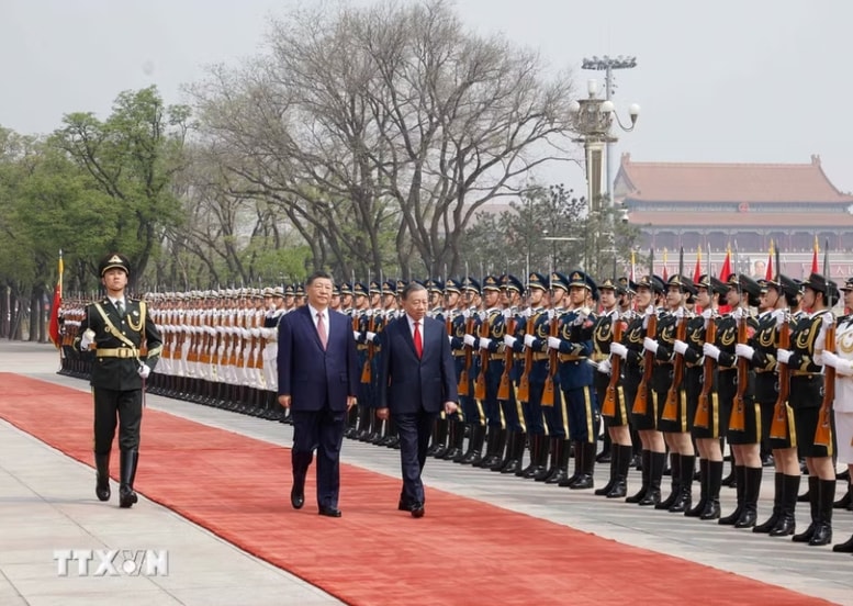 Tổng Bí thư, Chủ tịch nước Tô Lâm và Tổng Bí thư, Chủ tịch nước Trung Quốc Tập Cận Bình duyệt Đội danh dự Quân giải phóng Nhân dân Trung Quốc - Ảnh: TTXVN