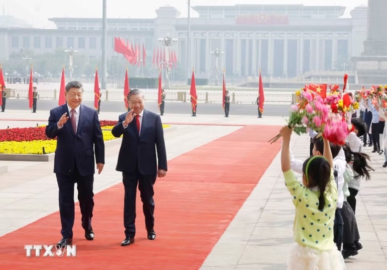 Tổng Bí thư, Chủ tịch nước Tô Lâm và Tổng Bí thư, Chủ tịch nước Trung Quốc Tập Cận Bình với thiếu nhi Trung Quốc tại Lễ đón - Ảnh: TTXVN