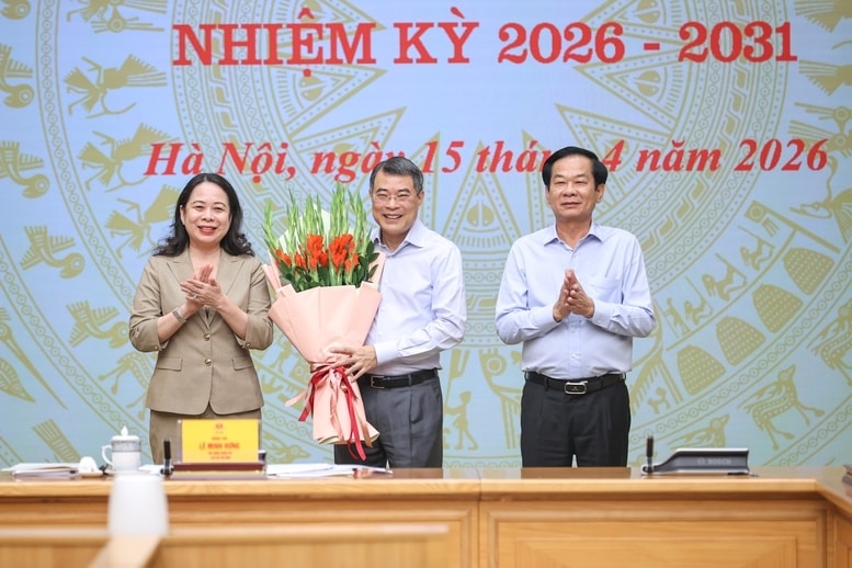 Phó Chủ tịch nước, Phó Chủ tịch Thứ nhất Hội đồng Thi đua-Khen thưởng Trung ương Võ Thị Ánh Xuân và Bộ trưởng Bộ Nội vụ, Phó Chủ tịch Thường trực Hội đồng Đỗ Thanh Bình tặng hoa chúc mừng Thủ tướng Lê Minh Hưng, Chủ tịch Hội đồng Thi đua-Khen thưởng Trung ương - Ảnh: VGP/Nhật Bắc