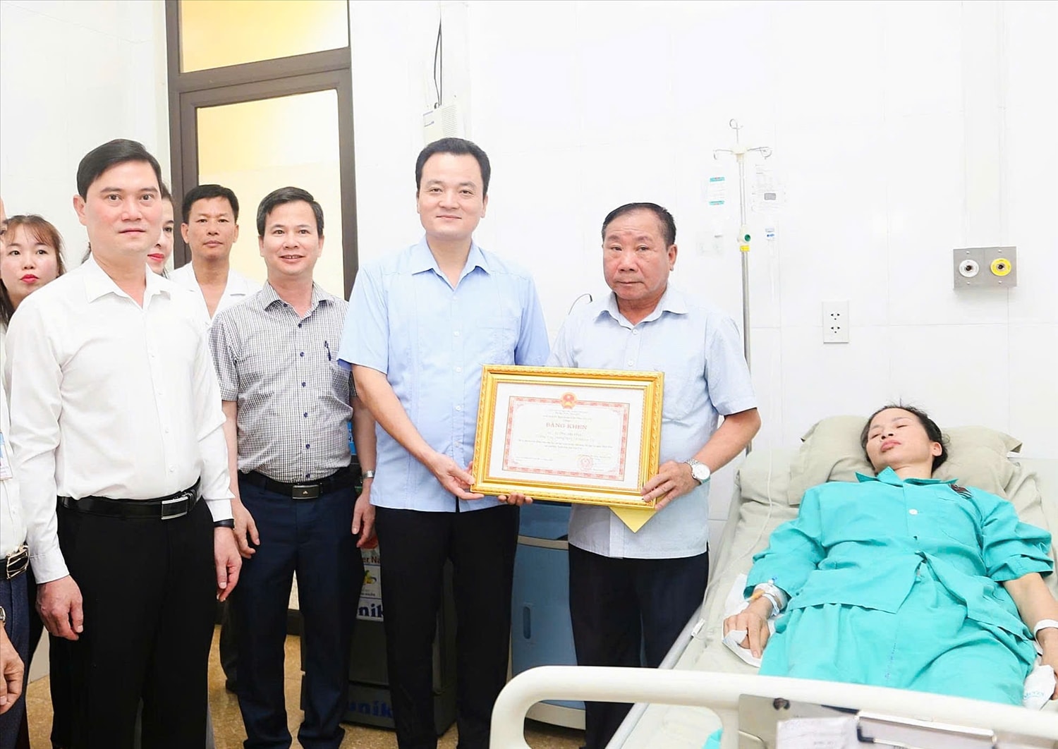 Phó Chut tịch UBND tỉnh Lào Cai Giàng Quốc Hưng (thứ 3 từ trái qua) trao Bằng khen vầ động viên chị  Lường Thị Tỉnh (Ảnh LH)