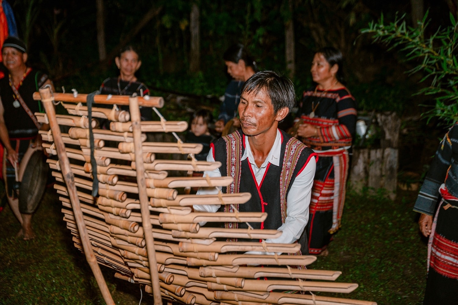 Vũ khúc đàn t’rưng của đồng bào Gia Rai ở làng cổ Plei Ơp.