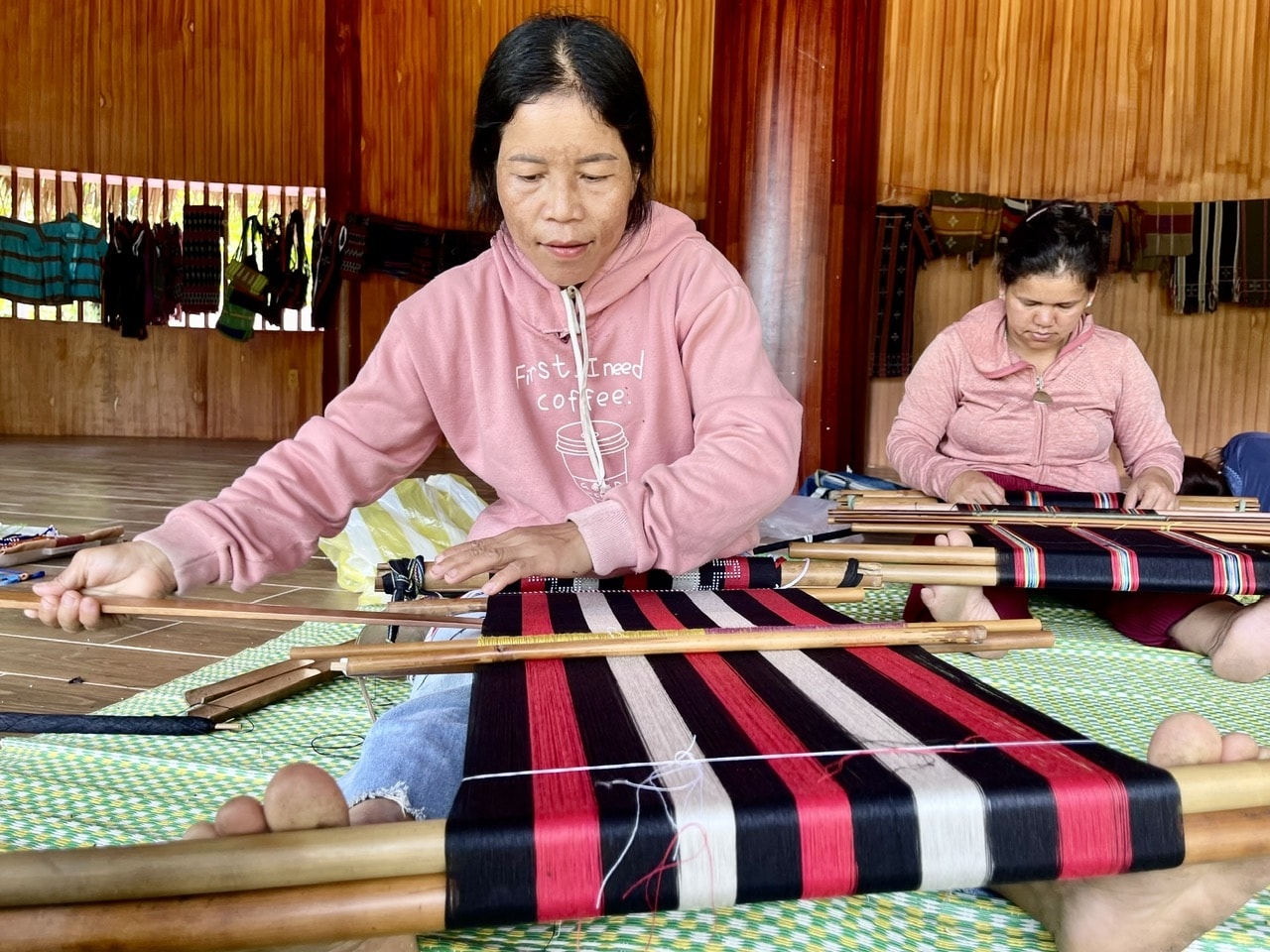 Đồng bào Cơ Tu ở vùng cao Đà Nẵng giữ gìn và phát huy nghề dệt thổ cẩm. (Ảnh HT)