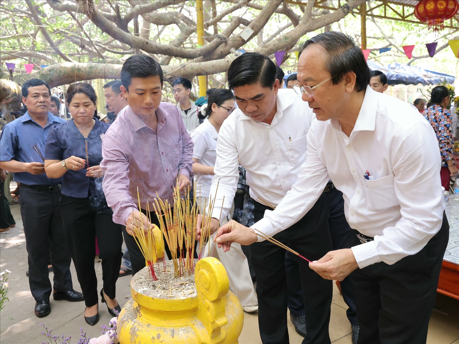 Ông Nguyễn Văn Xô, Trưởng Ban quản lý miếu Bà Thượng Động Cố Hỉ cho biết, năm nay số lượng du khách đến viếng đông hơn, ước trên 5.000 người. Từ 10h, lãnh đạo Đảng uỷ, UBND xã Nhơn Ái sẽ đến thắp hương bàn thờ Bác sau đó ra khu vực miếu Bà làm lễ - lễ chính diễn ra lúc 11h. (Ảnh: Trung Phạm)