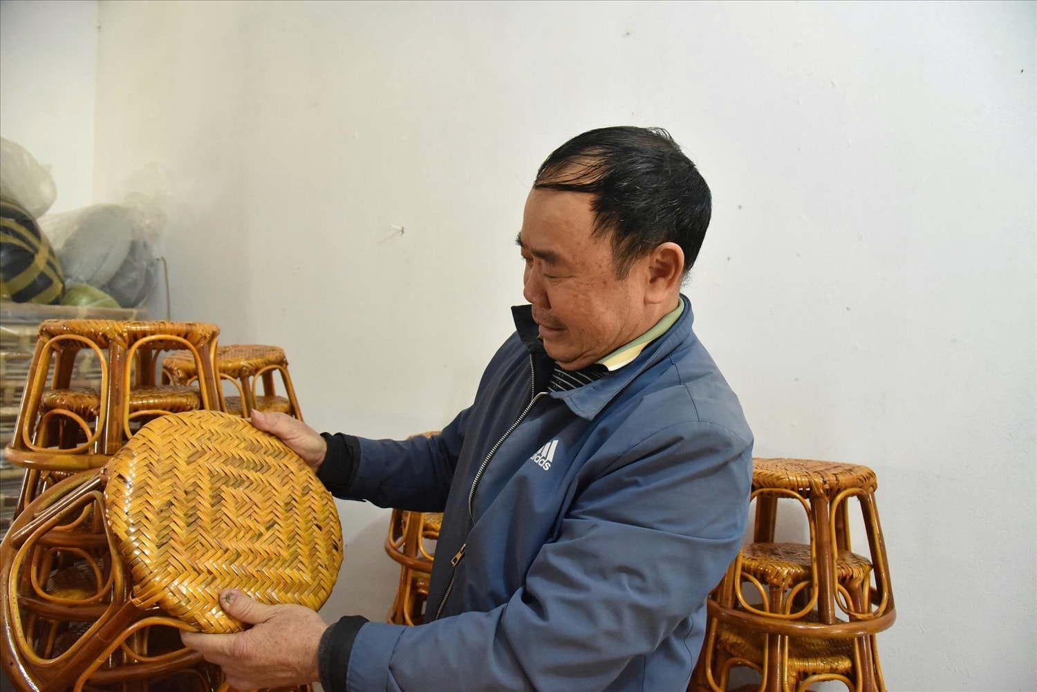 Ông Sinh kiểm tra những chiếc ghế mây trước khi xuất bán
