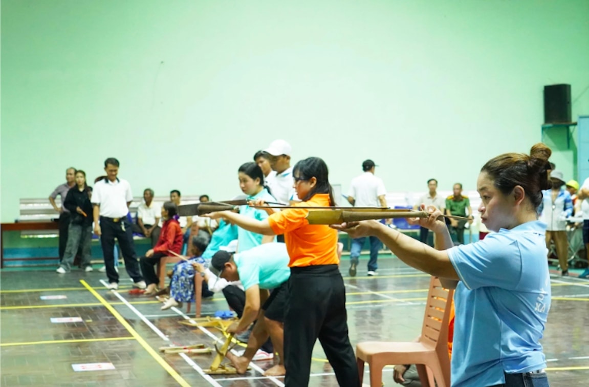 Các vận động viên tham gia thi môn bắn nỏ