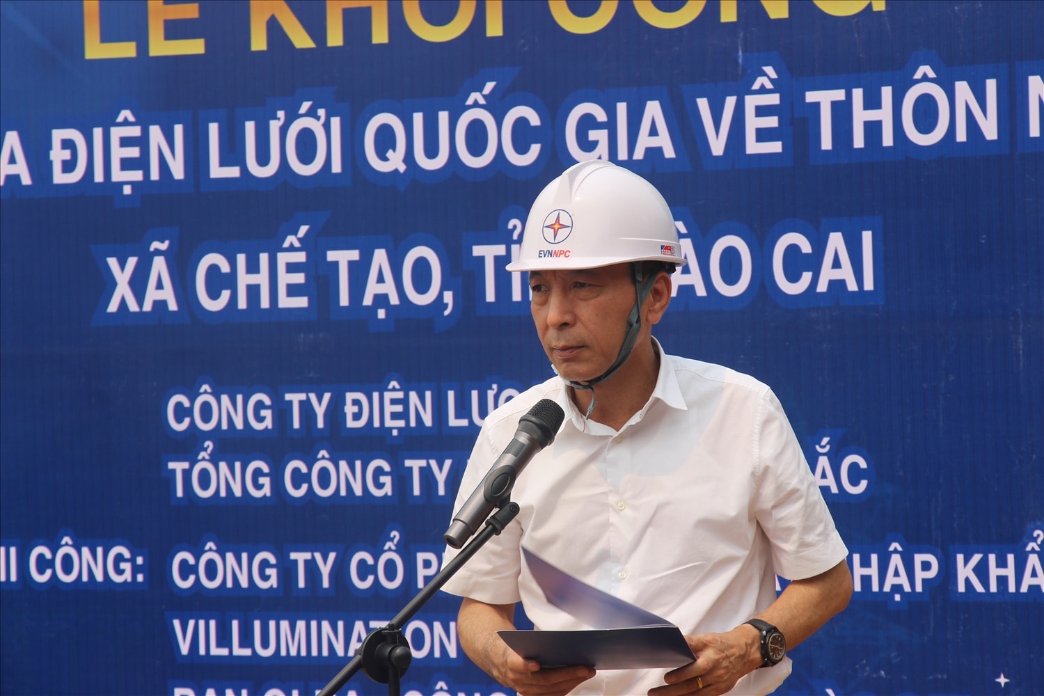 Ông Nguyễn Anh Tuấn, Giám đốc Công ty Điện lực Lào Cai  phát biểu tại buổi lễ khởi công (Ảnh Trọng Bảo)