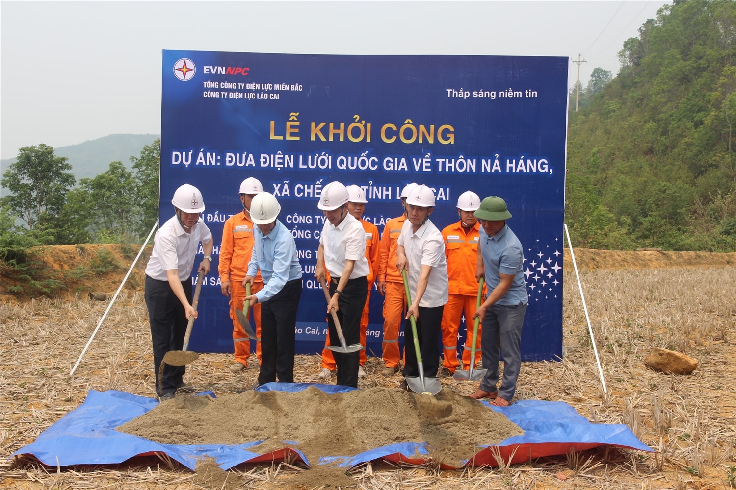 Khởi công xây dựng công trình cấp điện lưới quốc gia về thôn Nả Háng. (Ảnh: Trọng Bảo)