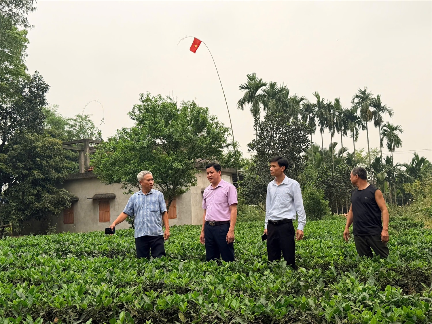 Ông Trương Văn Dũng (thứ hai từ trái sang) cùng cán bộ địa phương thăm mô hình sản xuất, phát triển kinh tế của người dân trên địa bàn. (Ảnh: Thảo Khánh) 