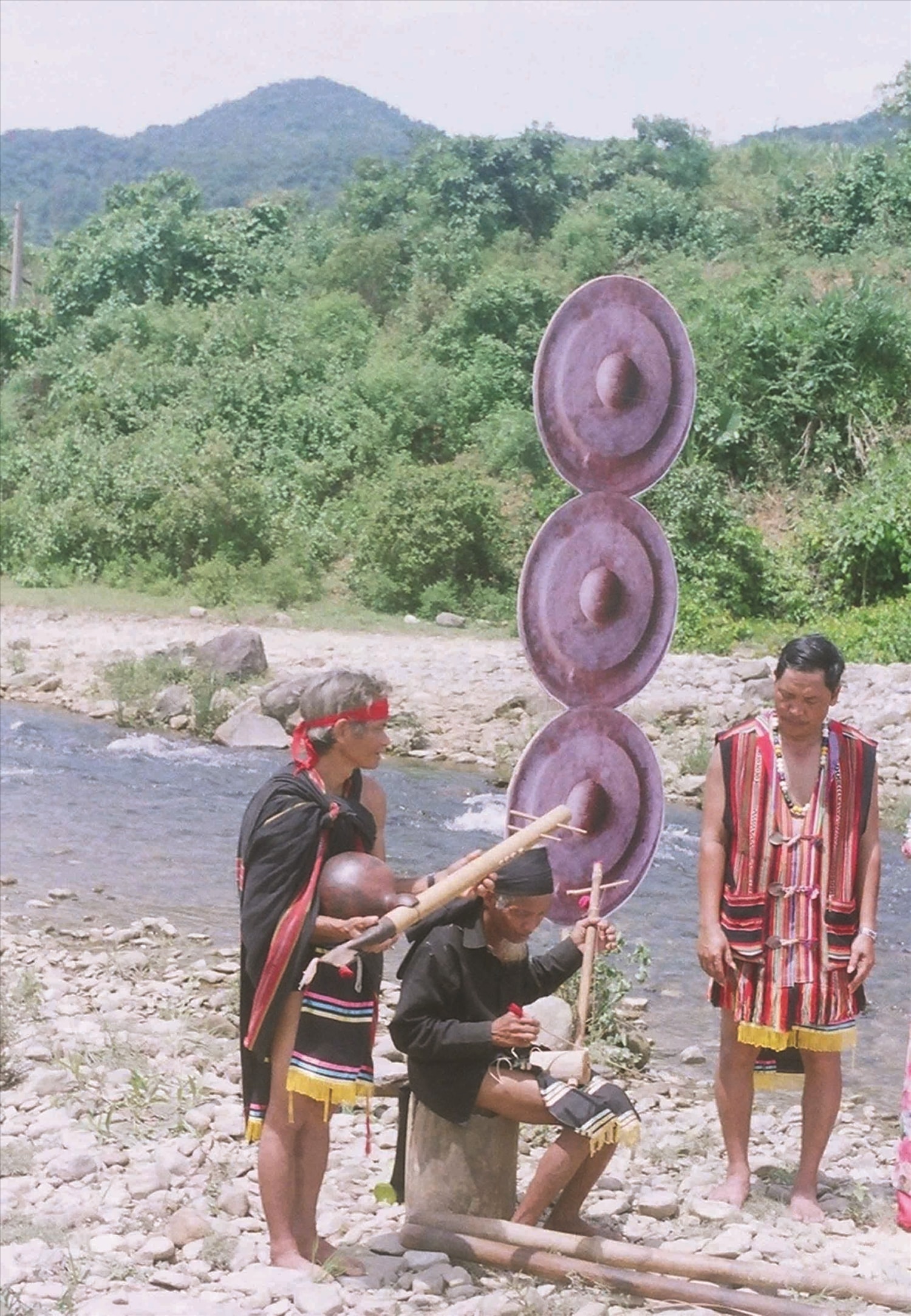 Ông Dương Lai (bên phải ngoài cùng) cùng các nghệ nhân ở xã Trà Kót (cũ) trong Chương trình Làng Việt  “Người Co ở xã Trà Kót” do Đài Truyền hình Việt Nam (VTV3) thực hiện