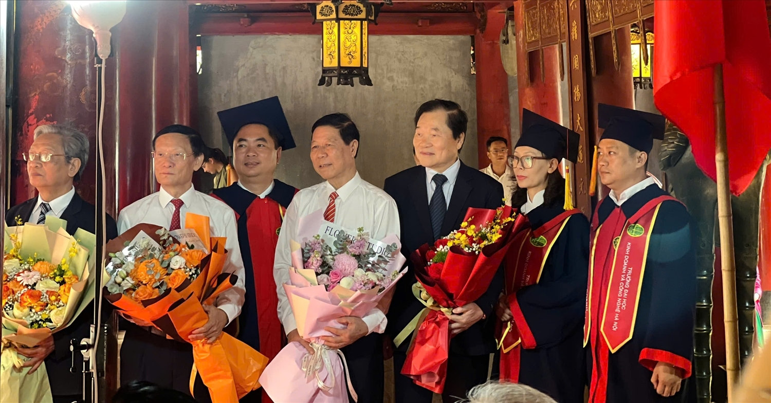 Các nghiên cứu sinh Trường Đại học kinh doanh và Công nghệ Hà Nội nhận bằng tiến sỹ tại Văn Miếu - Quốc tử Giám 