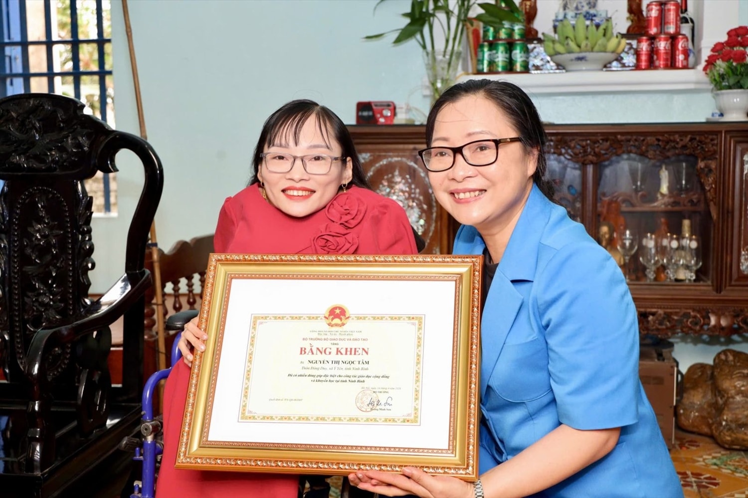 Thứ trưởng Bộ GD&ĐT Nguyễn Thị Quyên Thanh trao Bằng khen của Bộ trưởng Bộ GD&ĐT cho cô Nguyễn Thị Ngọc Tâm – tấm gương tiêu biểu trong công tác giáo dục cộng đồng và khuyến học