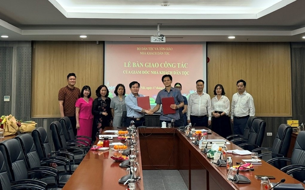 Ông Bùi Thiện Lạc và ông Trần Tuấn Anh ký kết biên bản bàn giao công tác.