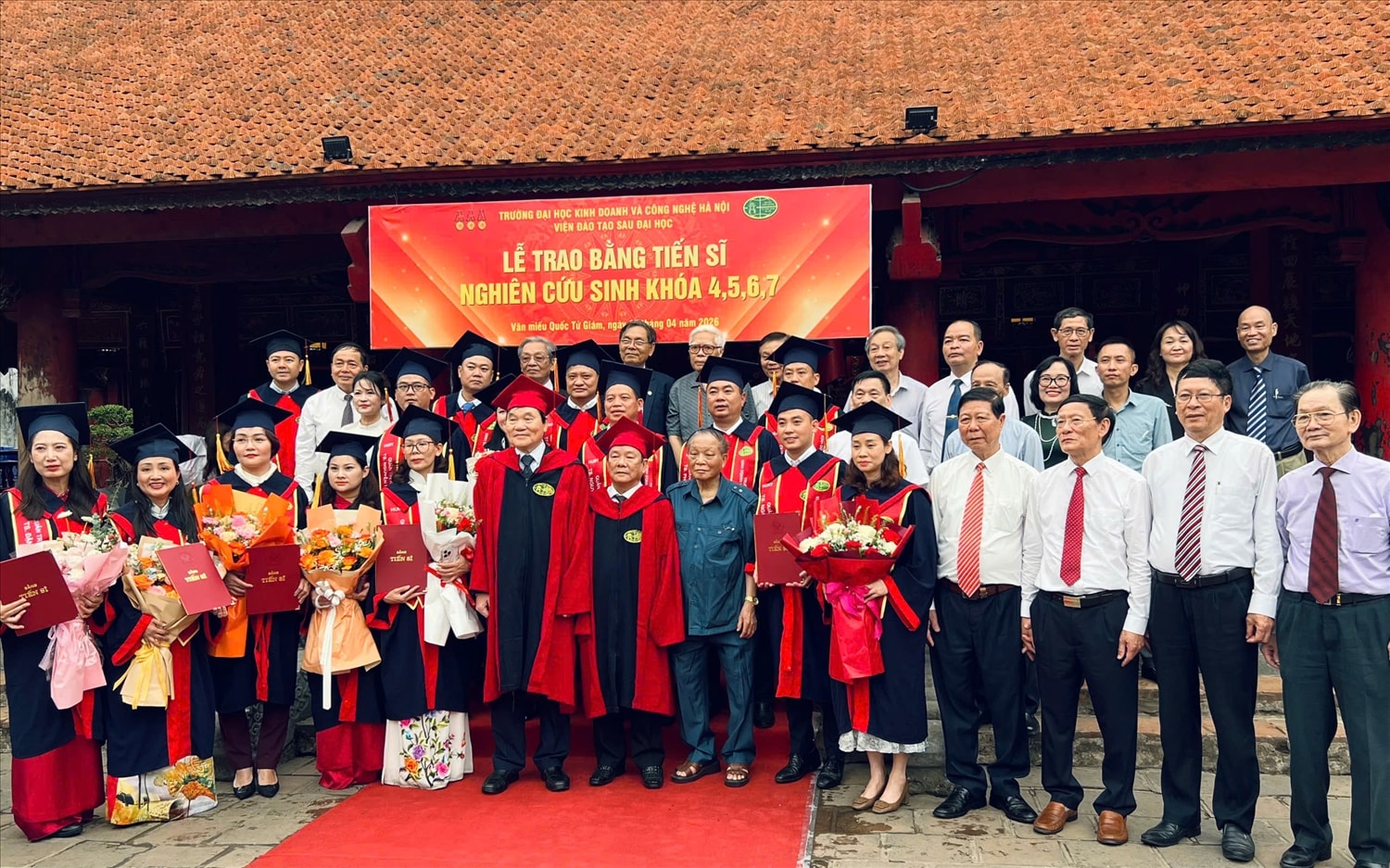 16 tân tiến sỹ chụp ảnh lưu niệm cùng nhà trường tại Văn miếu- Quốc Tử Giám