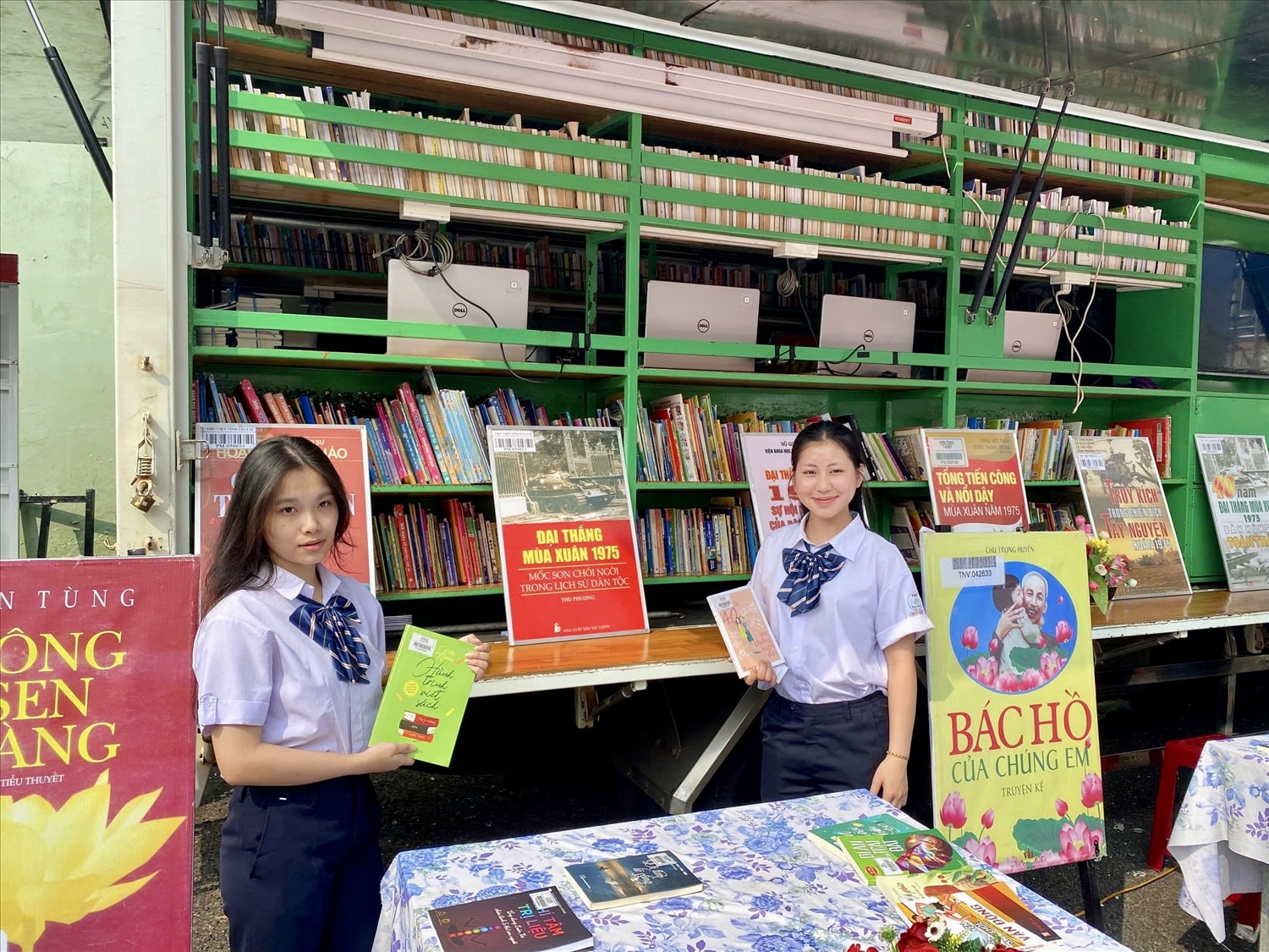 Các em học sinh hào hứng, tích cực tham gia  Ngày Sách và Văn hóa đọc Việt Nam lần thứ V tại Quảng trường Đại Đoàn Kết 