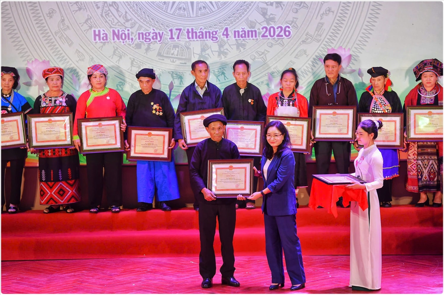 Thứ trưởng Trịnh Thị Thủy tặng Bằng khen của Bộ trưởng cho các cá nhân có thành tích tiêu biểu  trong công tác bảo tồn, phát huy giá trị văn hoá truyền thống các dân tộc tại địa phương.