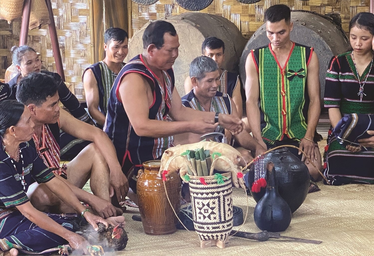 Gùi là vật dụng không thể thiếu trong lễ cưới của người Mnông