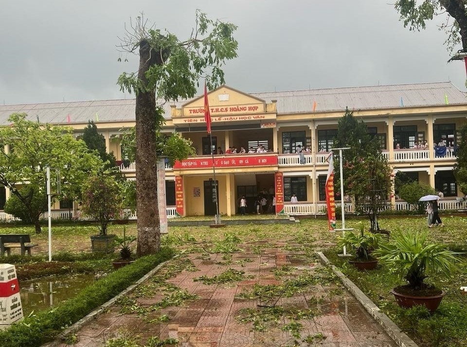 Giông lốc kèm mưa đá gây thiệt hại nhiều công trình nhà cửa, hoa màu tại xã Hoằng Giang (Thanh Hóa).