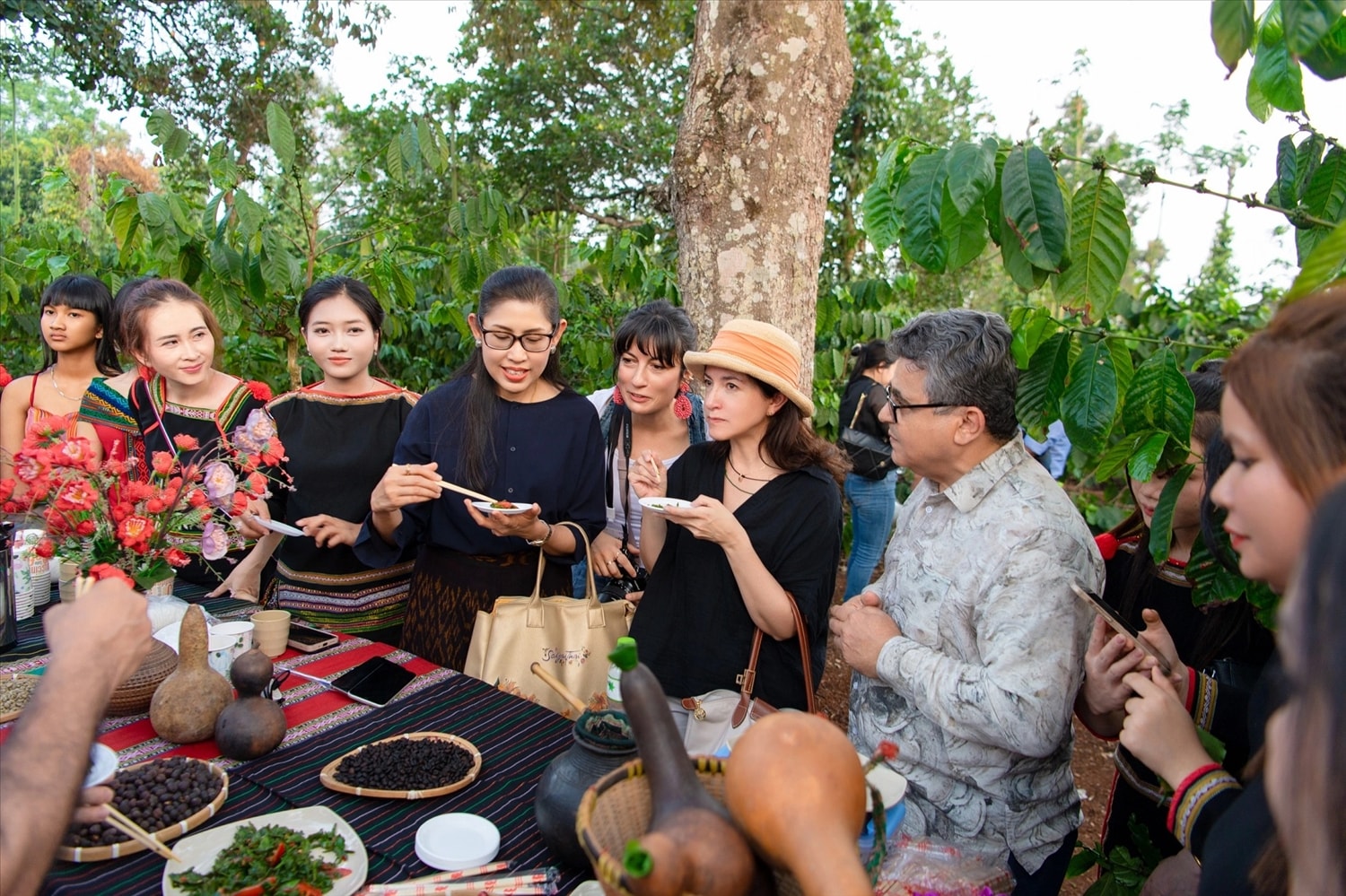 Các đại sứ nước ngoài trải nghiệm, thưởng thức cà phê Việt Nam