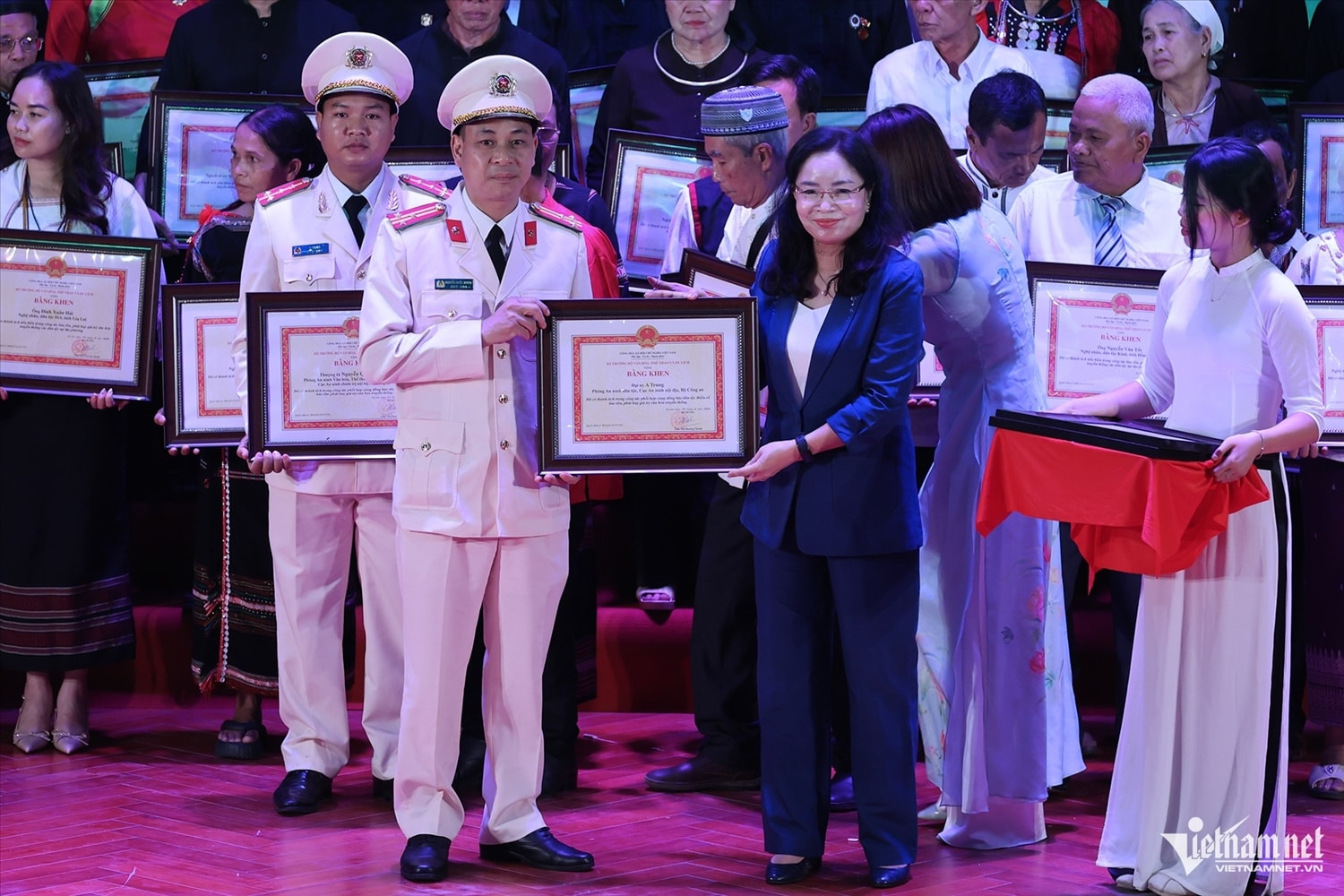   Những cá nhân trong lực lượng vũ trang có thành tích trong công tác phối hợp cùng đồng bào dân tộc thiểu số bảo tồn, phát huy giá trị văn hóa truyền thống cũng được trân trọng ghi nhận. Trong ảnh: Thượng tá Nguyễn Quốc Khánh – Phòng An ninh Văn hoá, Thể thao và Lao động xã hội – Cục An ninh chính trị nội bộ (Bộ Công an) nhận bằng khen.