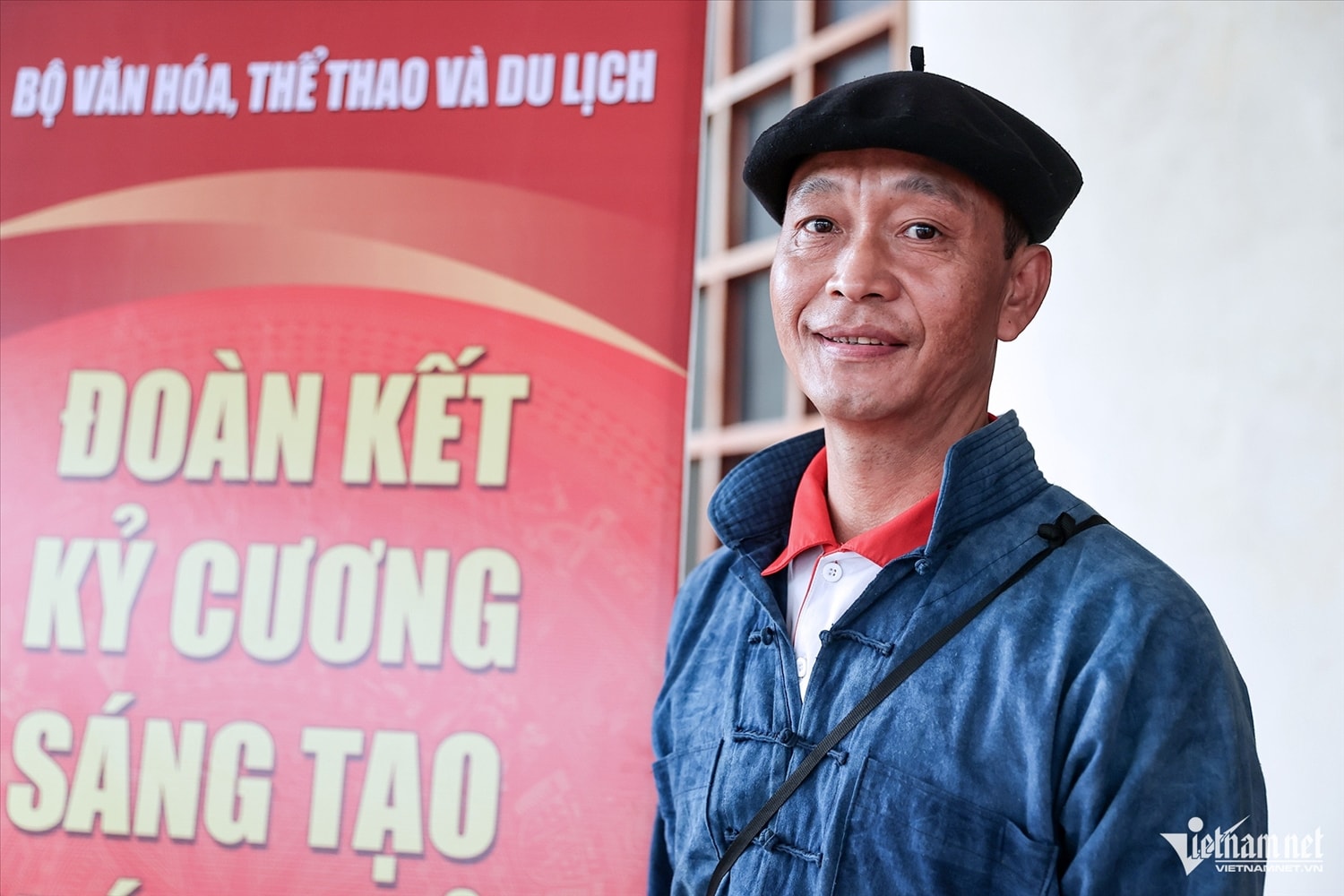 Anh Sùng Chúa Dinh, người dân tộc Mông ở xã Ngọc Linh, tỉnh Tuyên Quang đến tham dự hội nghị và nhận bằng khen.