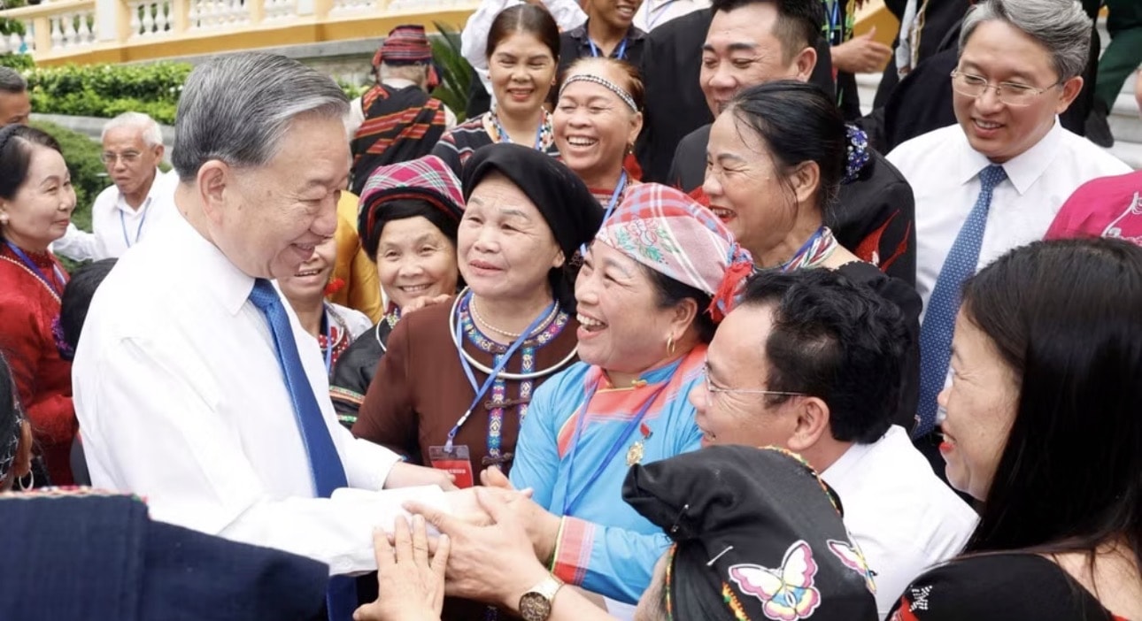 Tổng Bí thư, Chủ tịch nước Tô Lâm với các già làng, trưởng bản, nghệ nhân, người có uy tín tiêu biểu toàn quốc. (Ảnh: Thống Nhất/TTXVN)