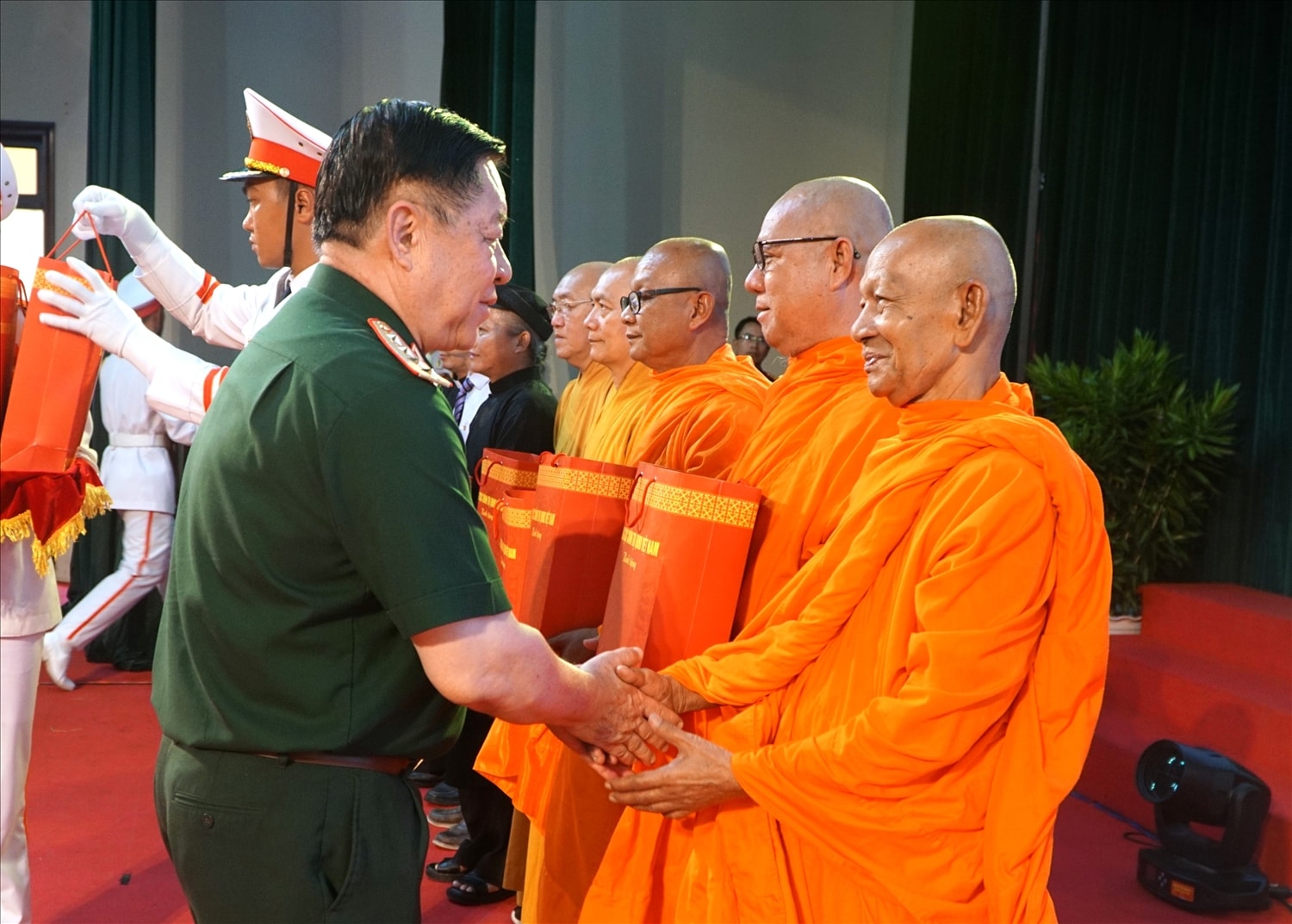 Đại tướng Nguyễn Trọng Nghĩa trao quà tới các già làng, trưởng thôn, trưởng ấp, Người có uy tín và chức sắc tôn giáo  tiêu biểu