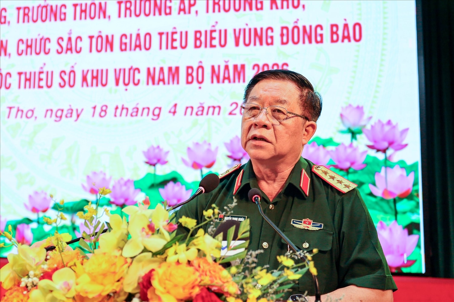 Đại tướng Nguyễn Trọng Nghĩa, Ủy viên Bộ Chính trị, Bí thư Trung ương Đảng, Chủ nhiệm Tổng cục Chính trị Quân đội Nhân dân Việt Nam phát biểu tại gặp mặt