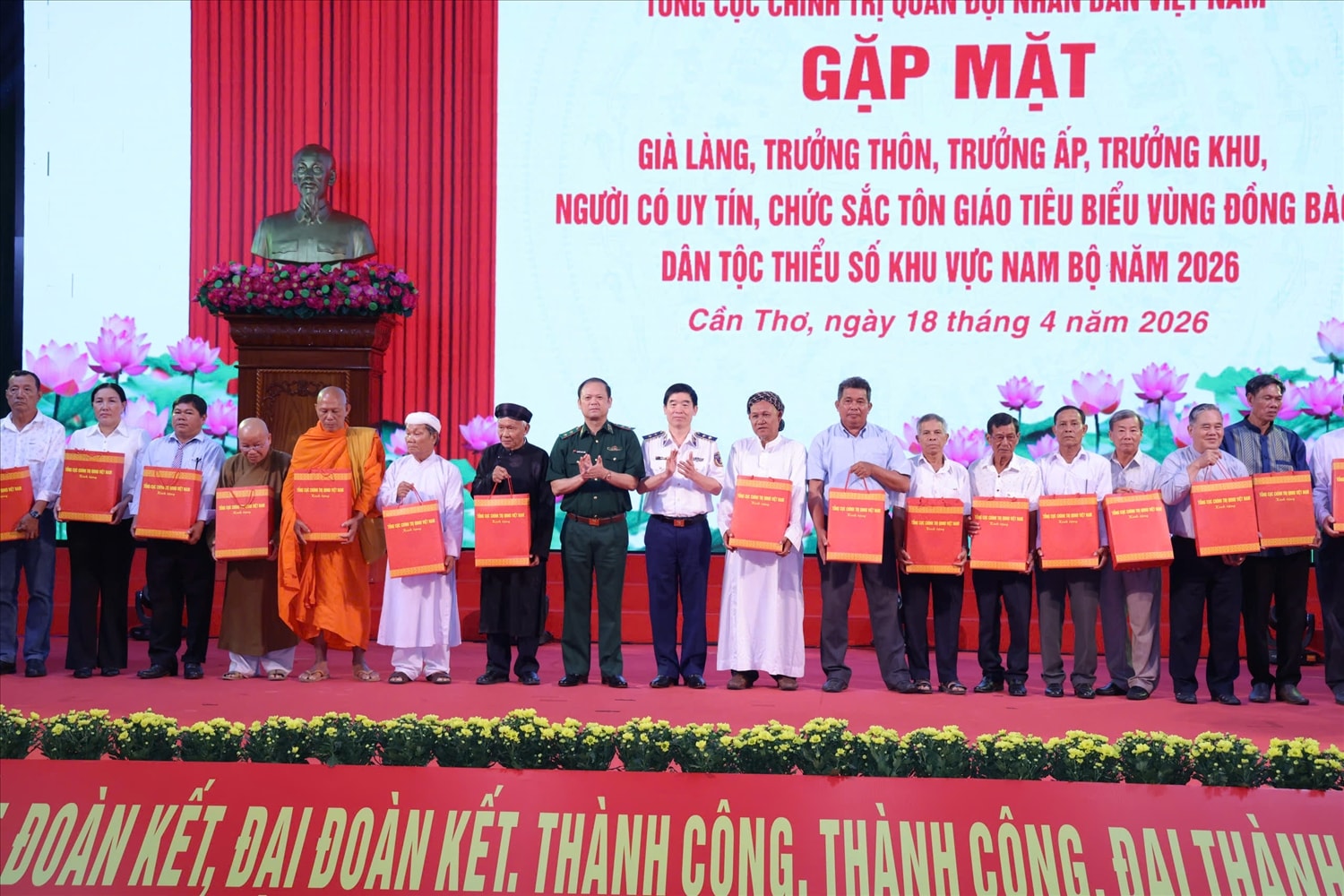 Trung tướng Nguyễn Anh Tuấn, Chính ủy Bộ Tư lệnh Bộ đội Biên phòng và  Chuẩn Đô đốc Lê Bá Quân, Phó Tư lệnh Quân chủng Hải quân trao qùa đoàn đại biểu của tỉnh Vĩnh Long và tỉnh An Giang