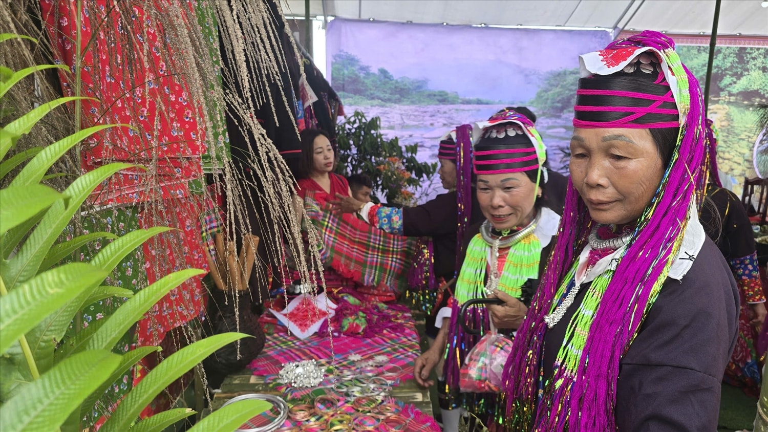 Người dân, du khách hào hứng với gian hàng khăn, trang phục truyền thống