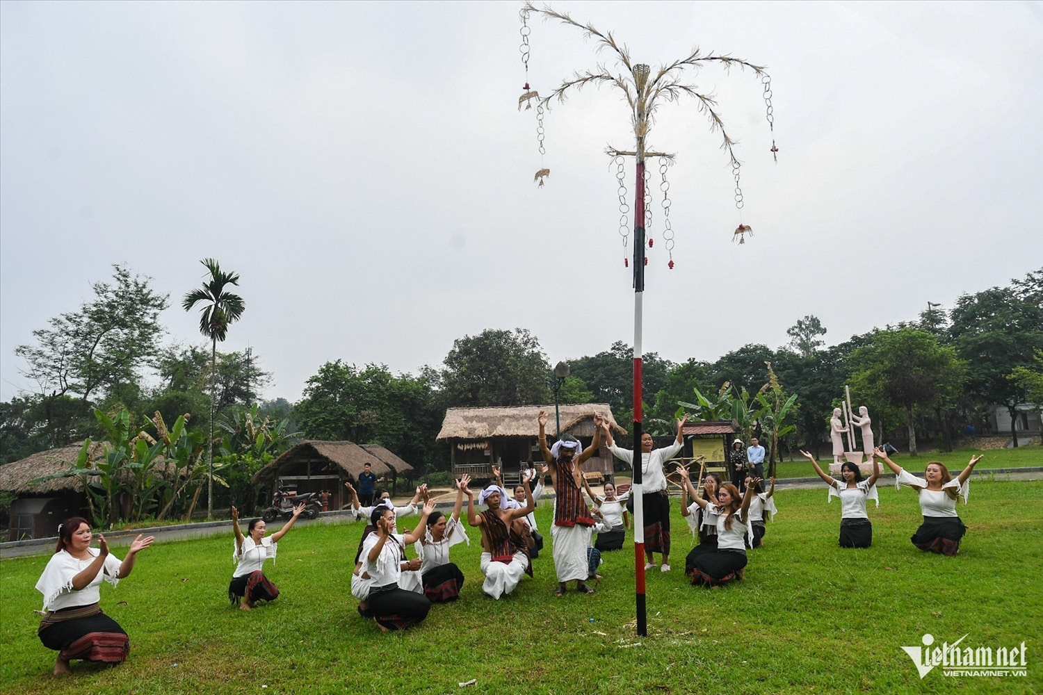 (TIN DẪN) Xem người Tày, Khmer, Chu Ru... làm lễ son tràng, cúng trăng giữa lòng Hà Nội 11