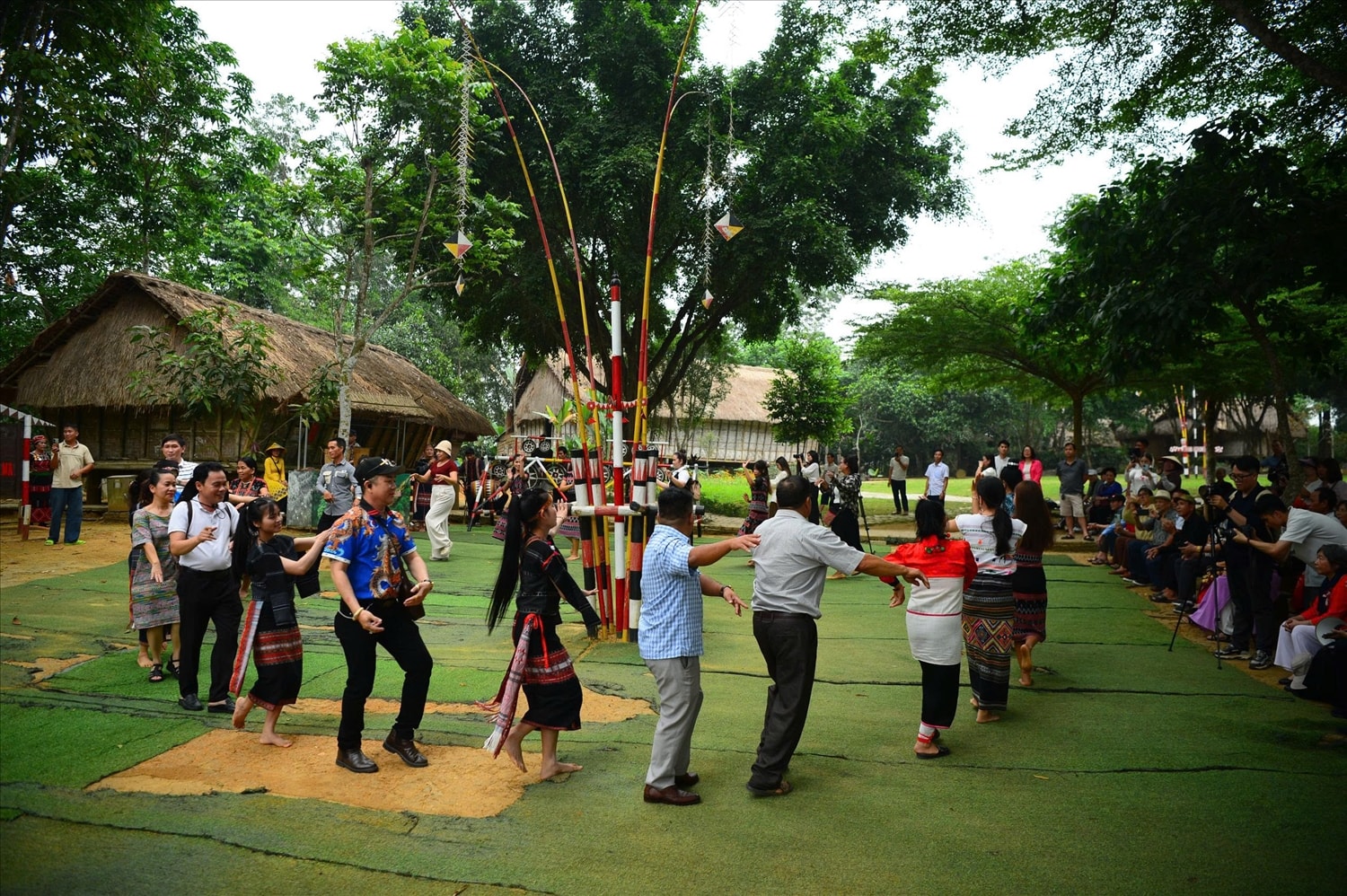 Cùng hoà vào vòng xoang ngày hội của  bản làng