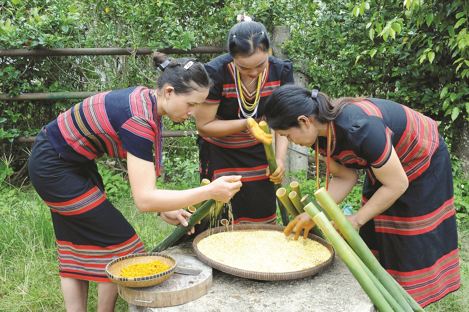Phụ nữ dân tộc Brâu, xã Bờ Y nấu cơm lam  cho lễ hội truyền thống của làng