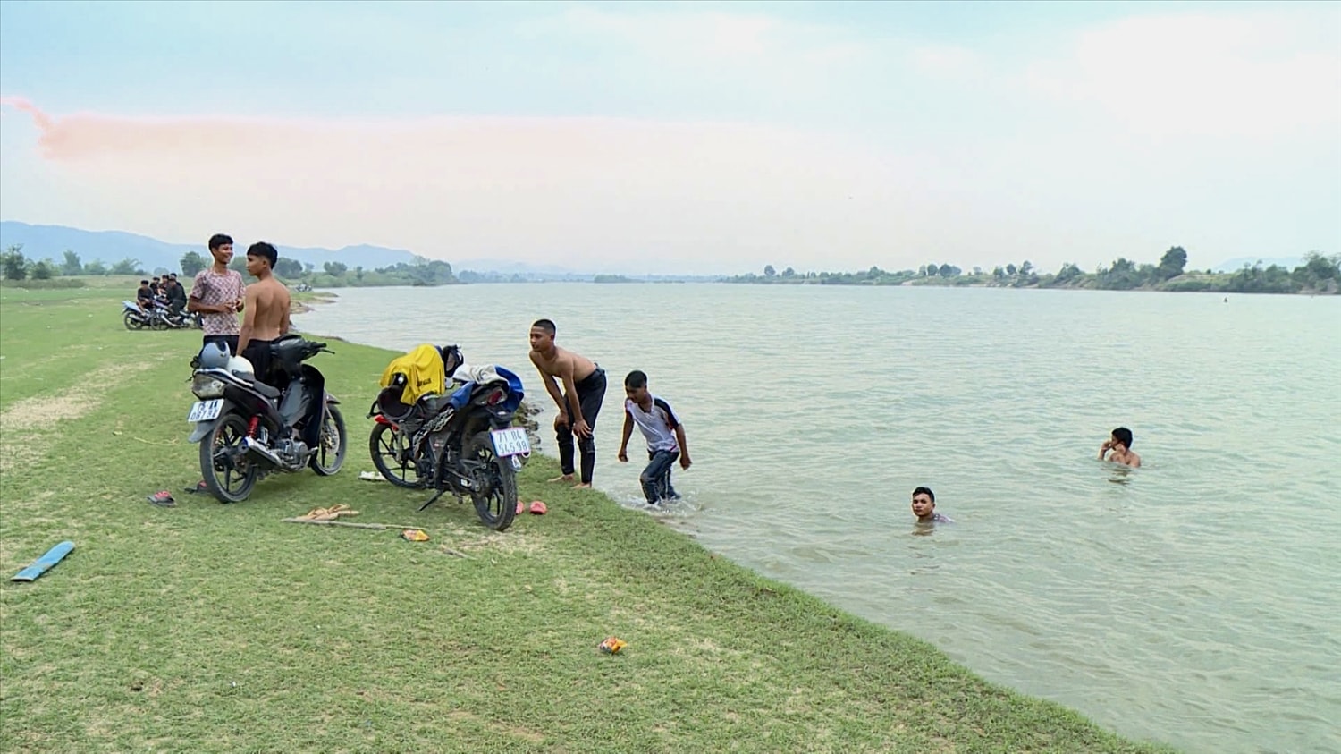 Thời tiết năng nóng, nhiều học sinh phía Tây Gia Lai tìm đến sông, hồ để tăm giải nhiệt