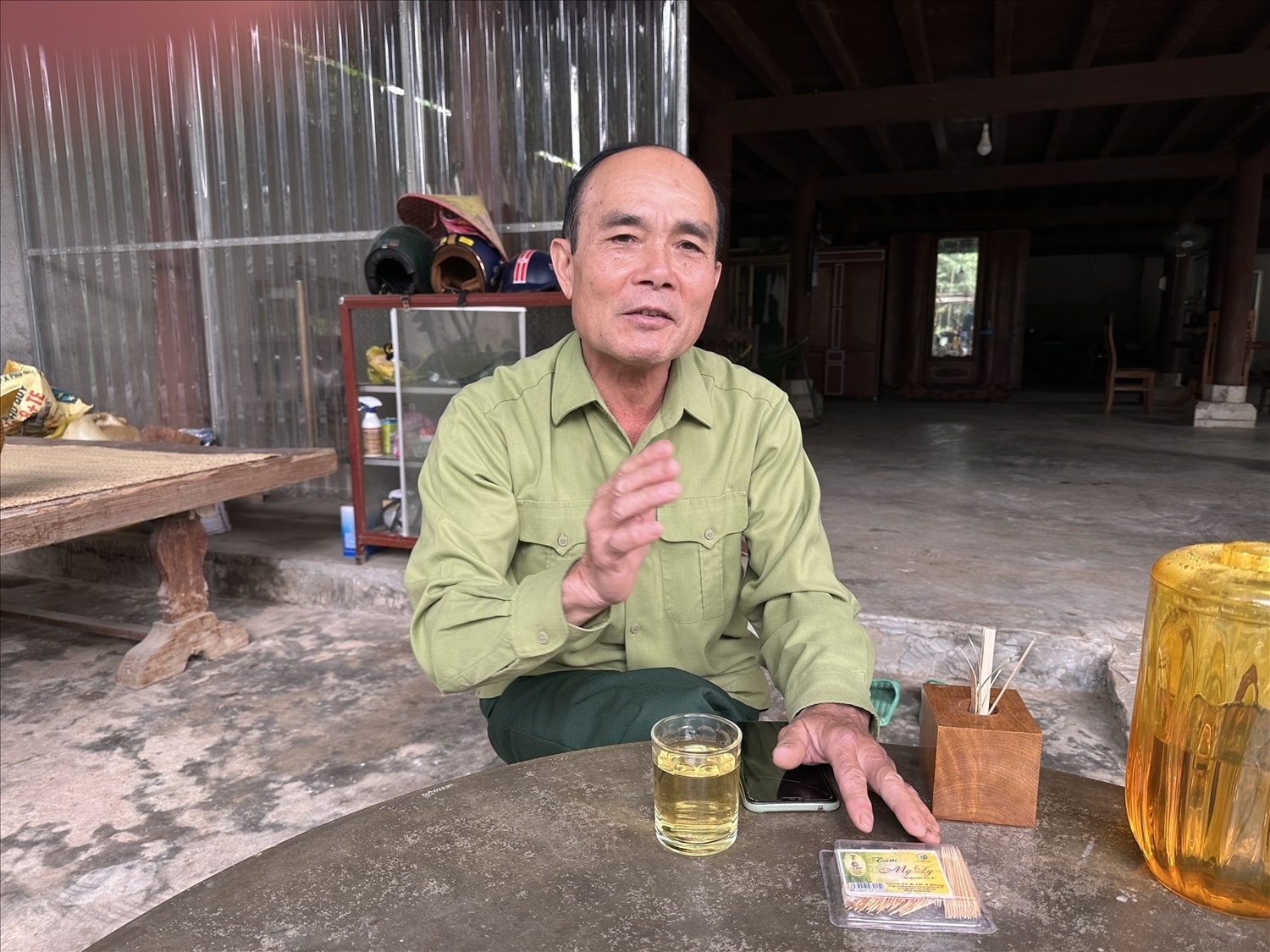 Người có uy tín Vi Văn Nhất ở bản Liên Phương, xã Quế Phong chia sẻ về kinh nghiệm tuyên truyền, vận động Nhân dân - Ảnh: T.H