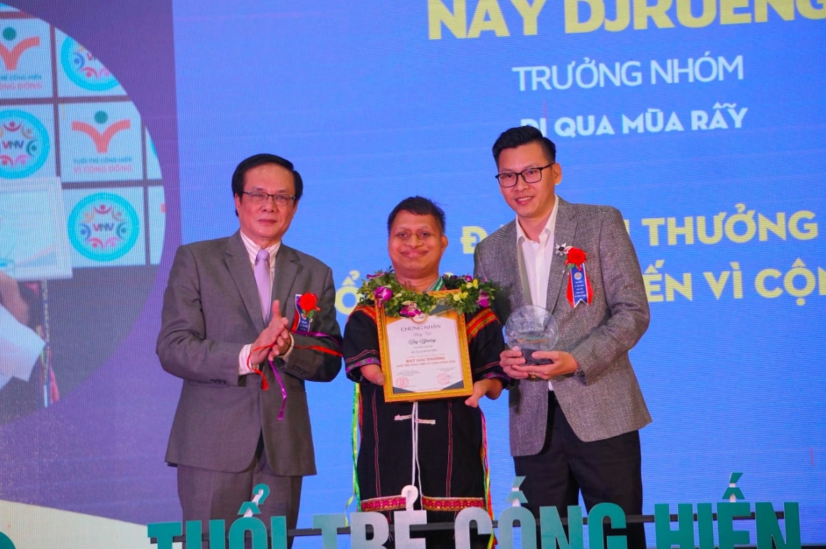 Nay Djruêng  được tuyên dương tại chương trình “Tỏa sáng nghị lực Việt” năm 2024 do Trung ương Hội Liên hiệp Thanh niên Việt Nam tổ chức. (Ảnh: NVCC)