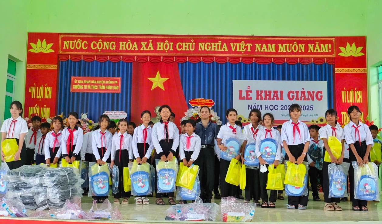 Nay Djruêng  tặng dụng cụ học tập, cho các em học sinh trong năm học mới. (Ảnh: NVCC)