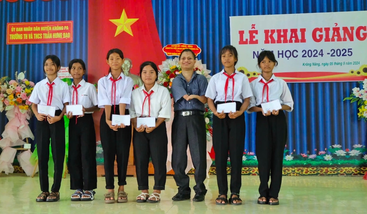 Nay Djruêng mong muốn ngày càng nhiều những em học sinh có hoàn cảnh khó khăn được hỗ trợ để đến trường. (Ảnh: NVCC)