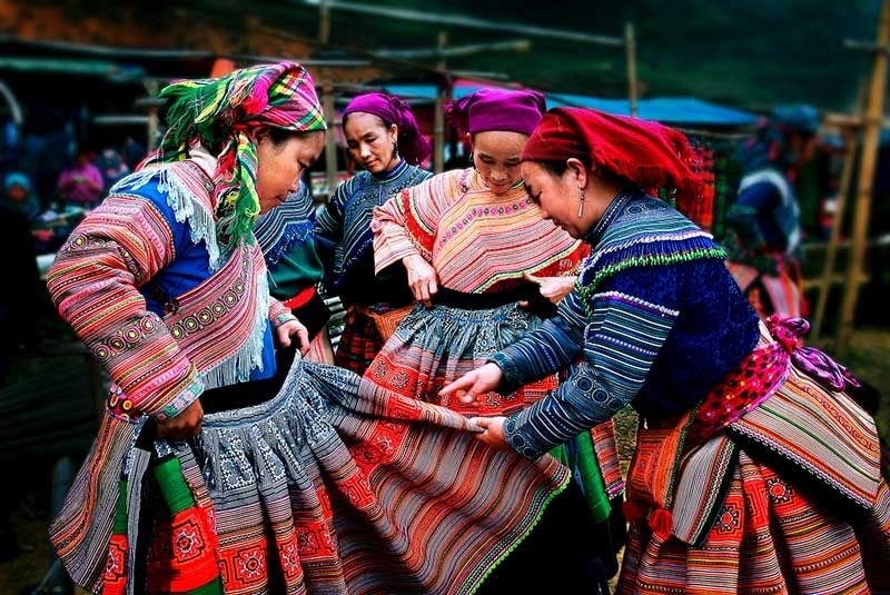 Trang phục người H'mông Hoa rất nhiều họa tiết sặc sỡ. Ảnh: laocaitourism