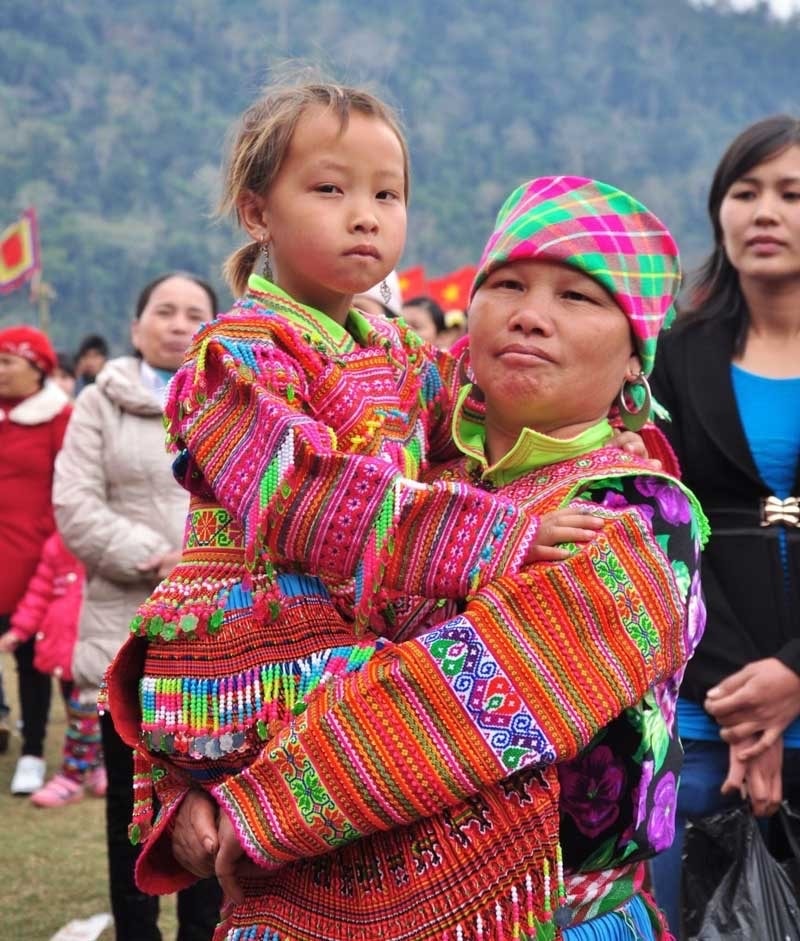 Mẹ và em bé trong trang phục truyền thống. Ảnh: dulichhobabe