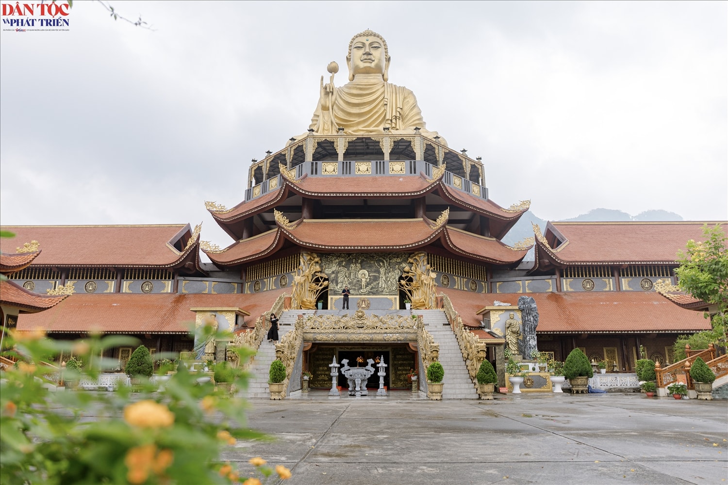 Tòa Tam Bảo – hạng mục trung tâm của Thiền viện – là nơi thờ Phật, chư vị tổ sư, đồng thời là nơi sinh hoạt tâm linh của tăng ni, phật tử.