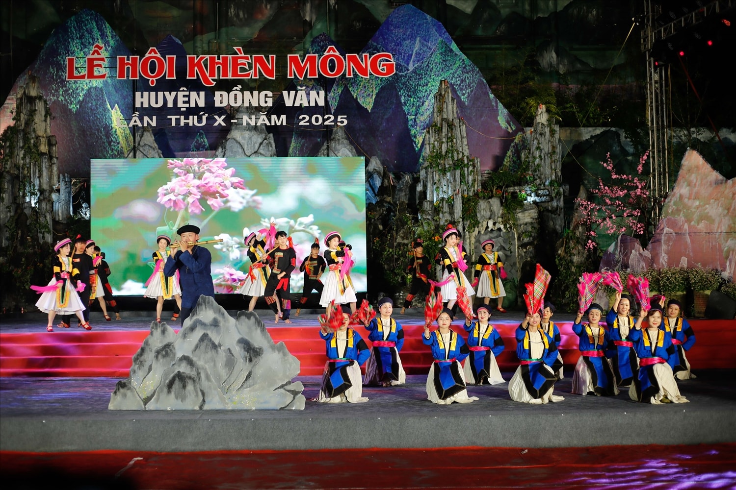 Các nghệ nhân biểu diễn khèn Mông tại Lễ hội Khèn Mông, góp phần tôn vinh nét đẹp văn hóa truyền thống của đồng bào Mông