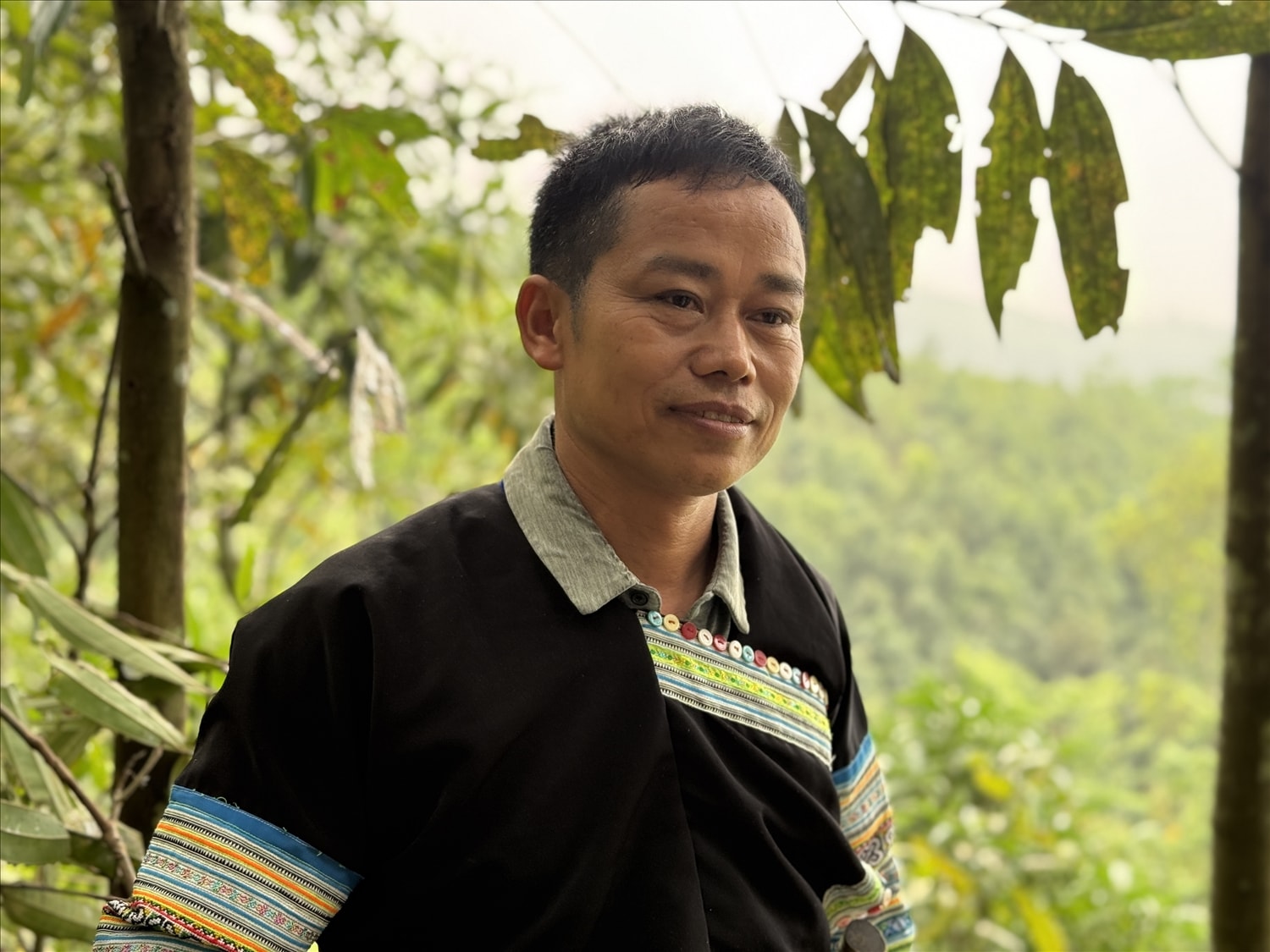 Người có uy tín Sùng A Hềnh mở đường đưa cây quế, Homestay về bản Mông
