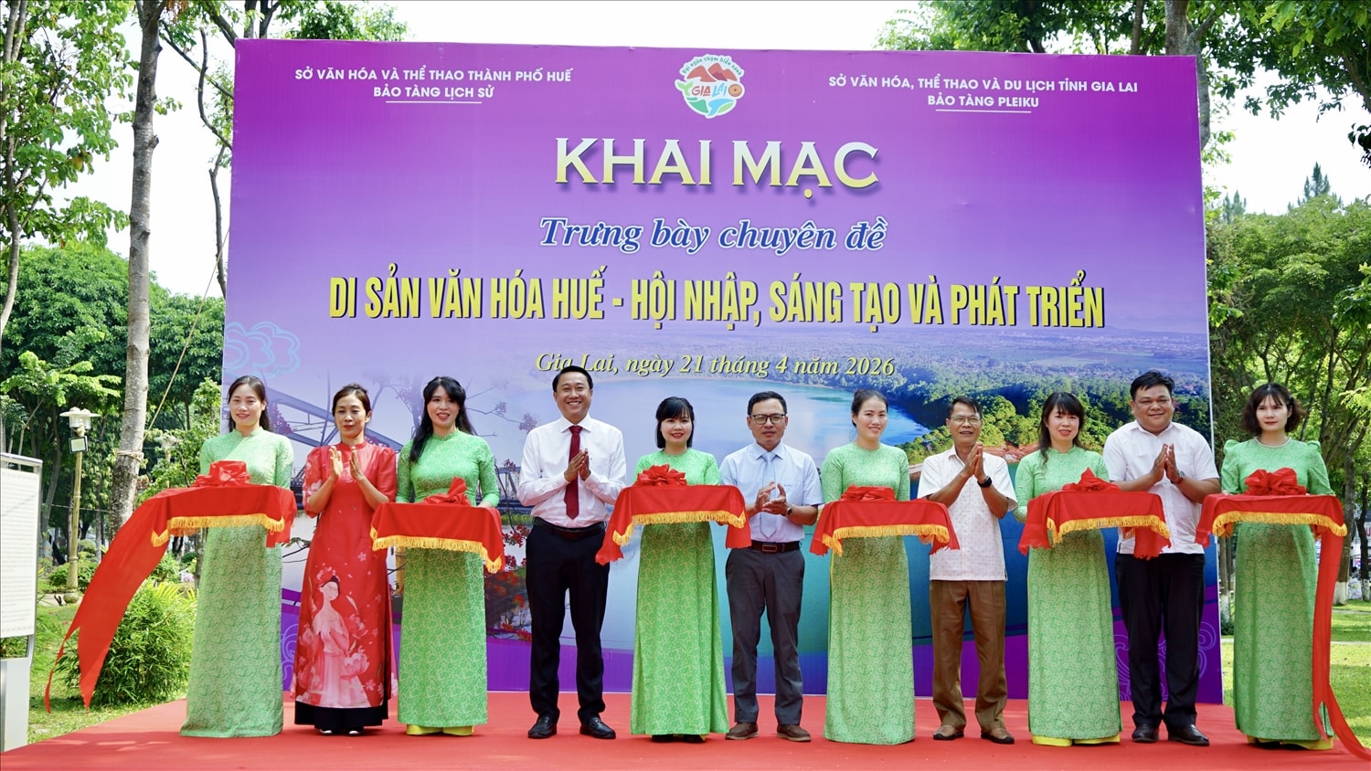 Các đại biểu cắt băng khai mạc Trưng bày chuyên đề di sản văn hóa Huế