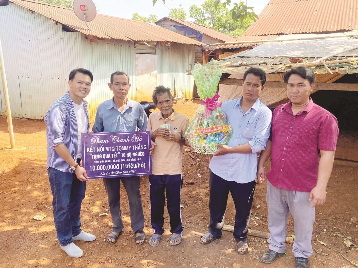 Anh Điểu Hoàng (bên phải) vận động quà từ các mạnh thường quân hỗ trợ  tặng quà cho người già neo đơn hằng tháng