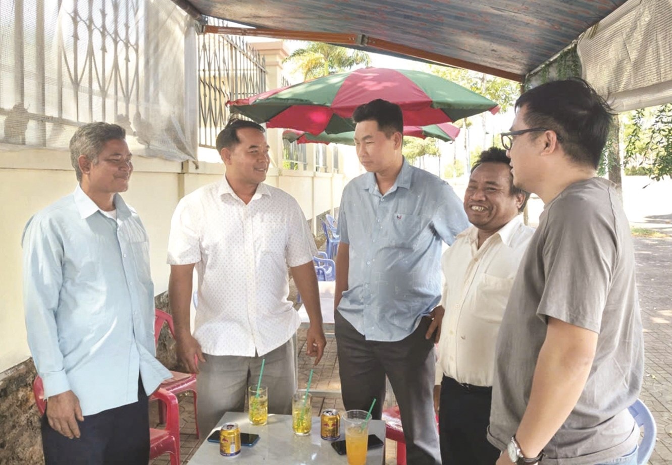 Ông Điểu Dũng (bên trái) thường xuyên tuyên truyền người dân nâng cao ý thức  chấp hành chủ trương, đường lối của Đảng, chính sách, pháp luật của Nhà nước