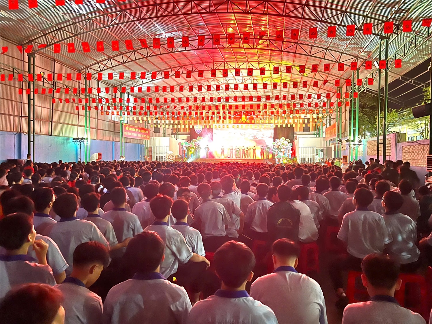 Liên hoan là dịp các em học sinh gặp gỡ, giao lưu và chia sẻ tình yêu với âm nhạc cách mạng